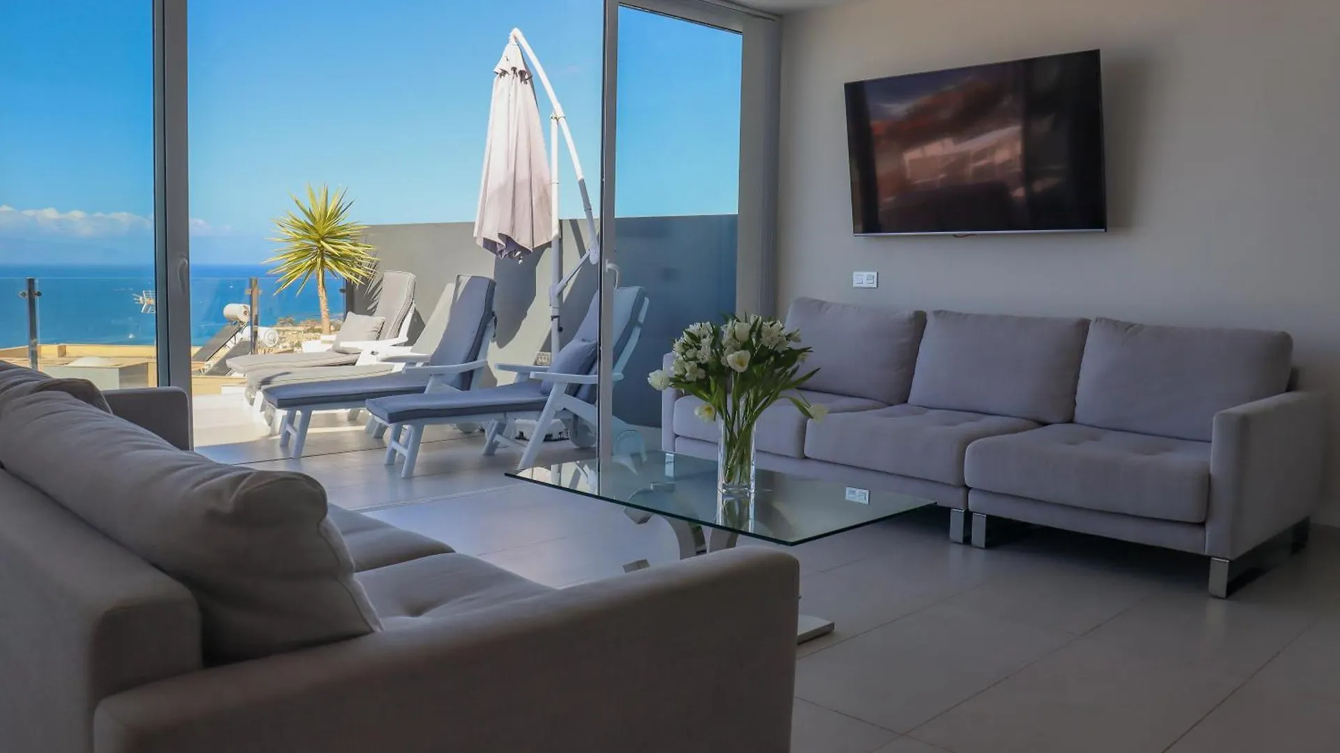 אדחה Azure Sky Villa - Panoramic Ocean View, Luxury, San Eugenio ספרד