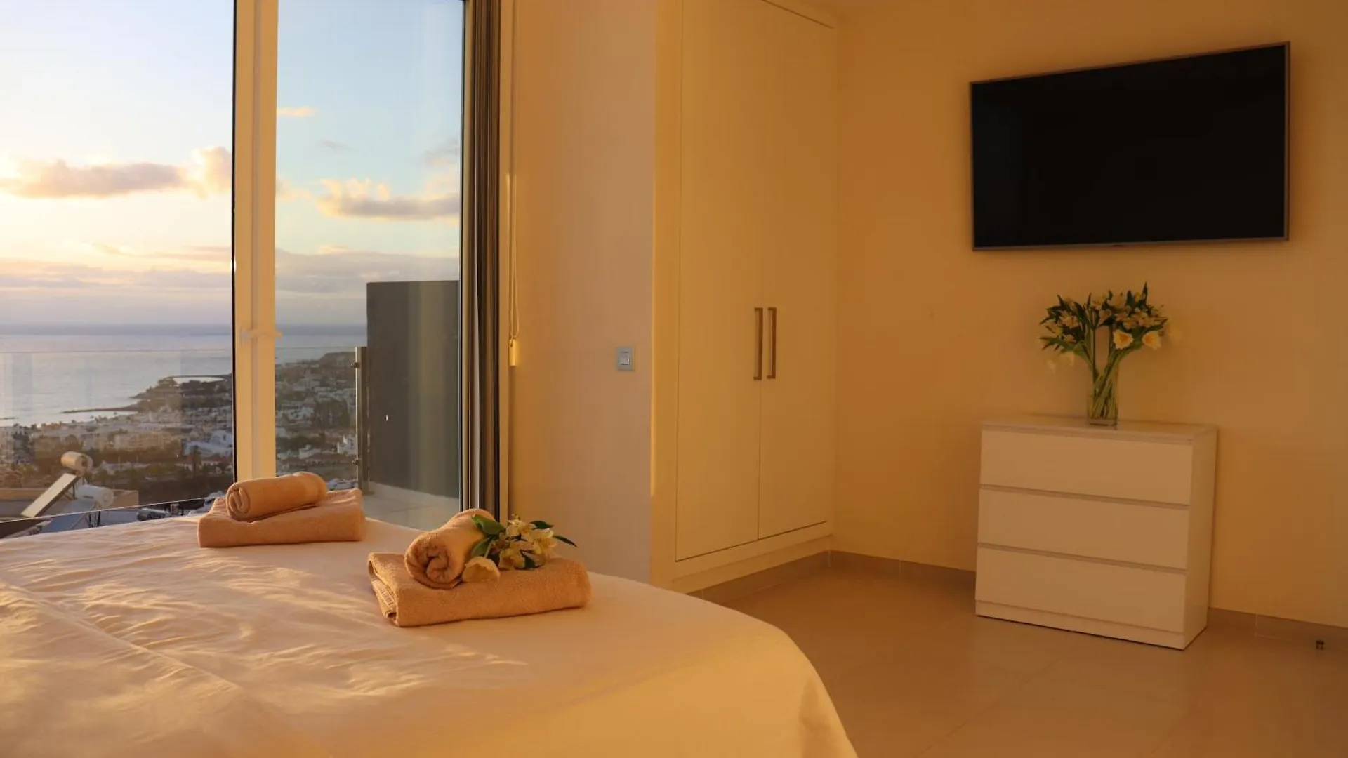 אדחה Azure Sky Villa - Panoramic Ocean View, Luxury, San Eugenio ספרד