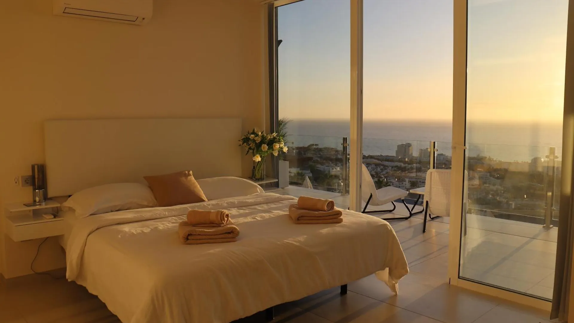 אדחה Azure Sky Villa - Panoramic Ocean View, Luxury, San Eugenio