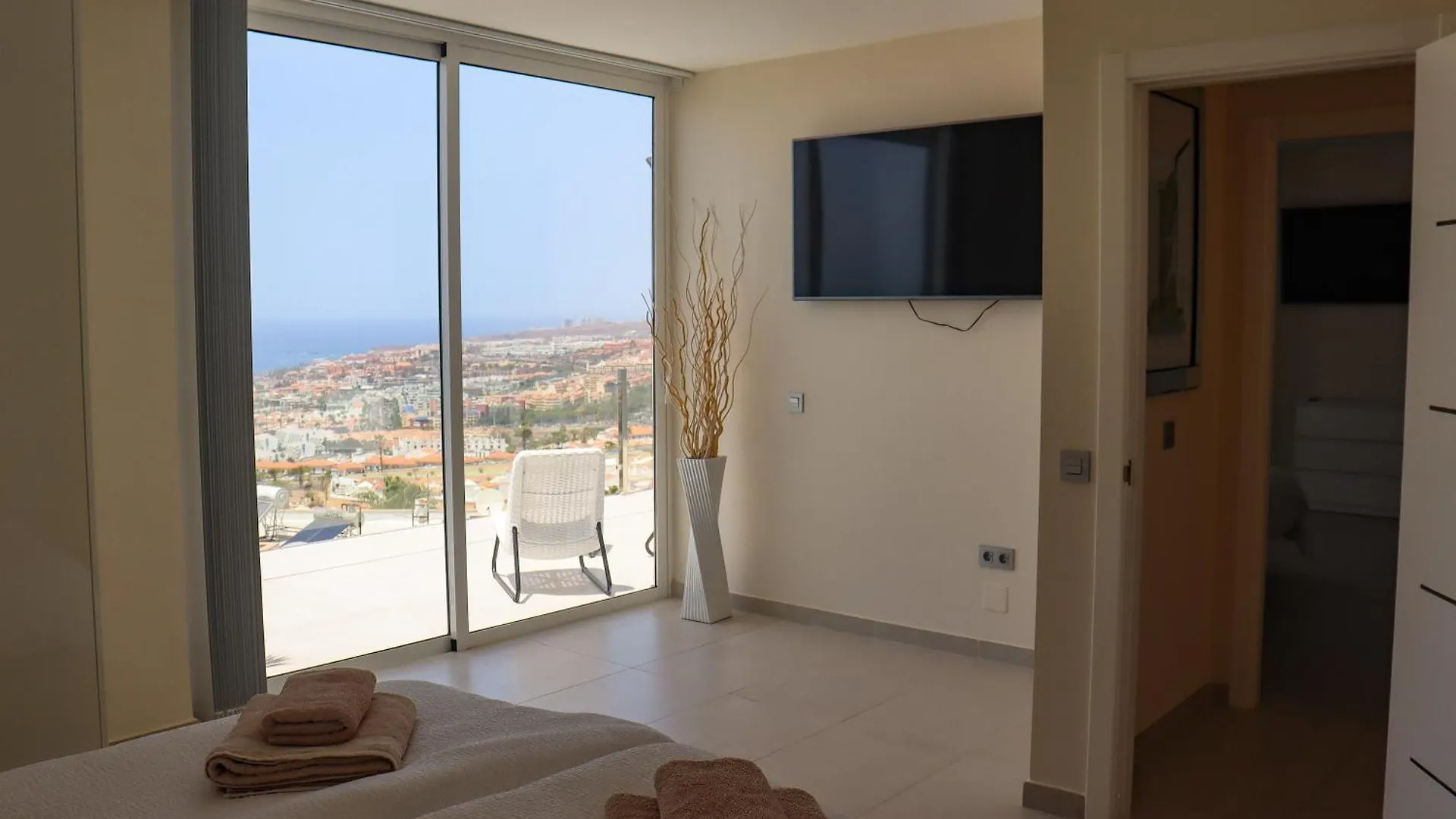 אדחה Azure Sky Villa - Panoramic Ocean View, Luxury, San Eugenio ספרד